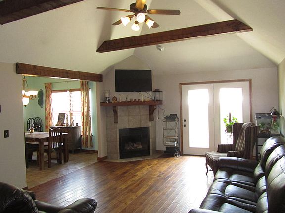 3rd image of 814 S Cobble Creek Blvd