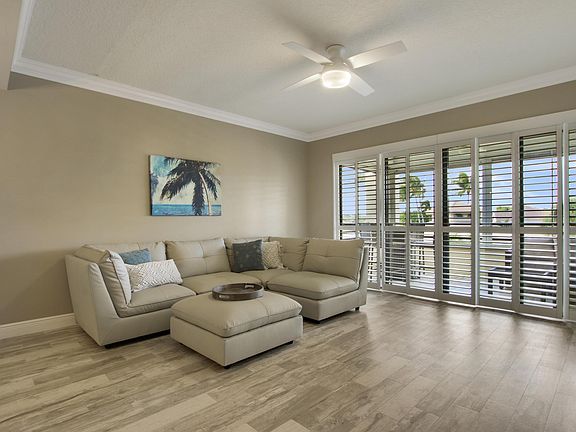 5th image of 837 Oak Harbour Dr