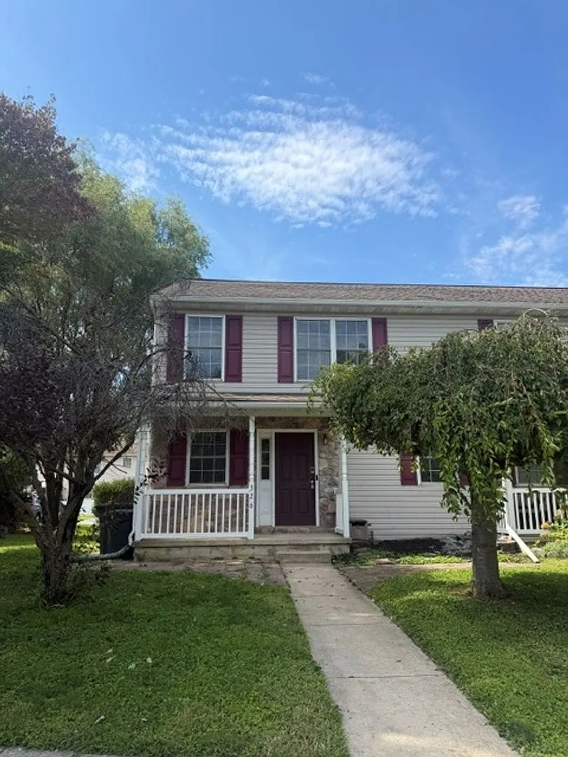 Don't Miss Out on this 4 BR 2 1/2 bath townhome for rent — Photo 1