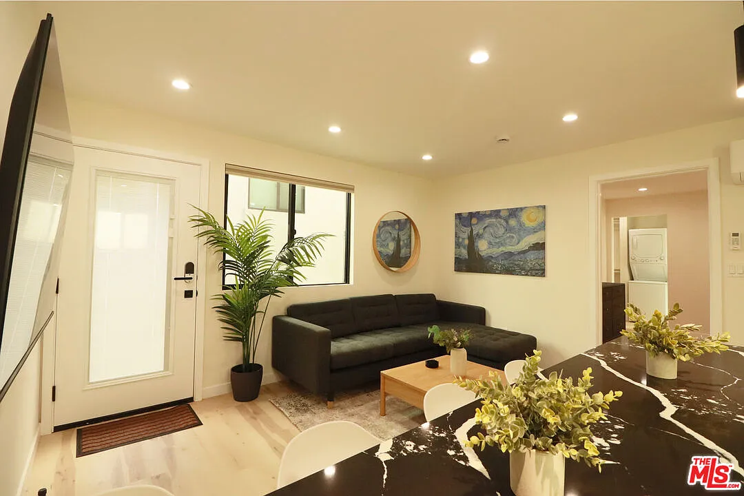 Building Photo - 9024 Phyllis Ave #D