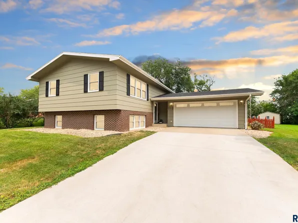312 S Academy St, Lennox, SD 57039
