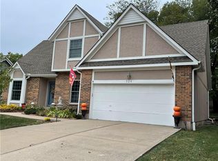 524 NE Victoria Dr, Lees Summit, MO 64086
