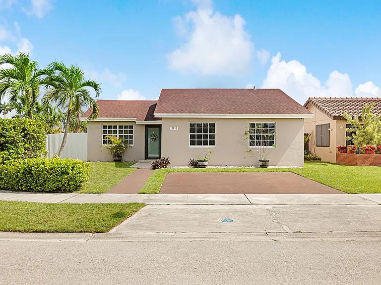 13835 SW 23rd Ter — Photo 2