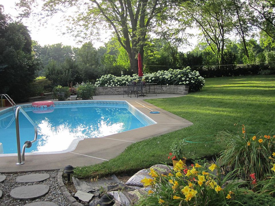 Gorgeous flowers behind this EP Henry Patio