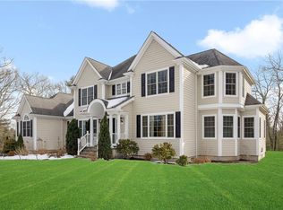 32 Mystic Valley Ln, Uxbridge, MA 01569