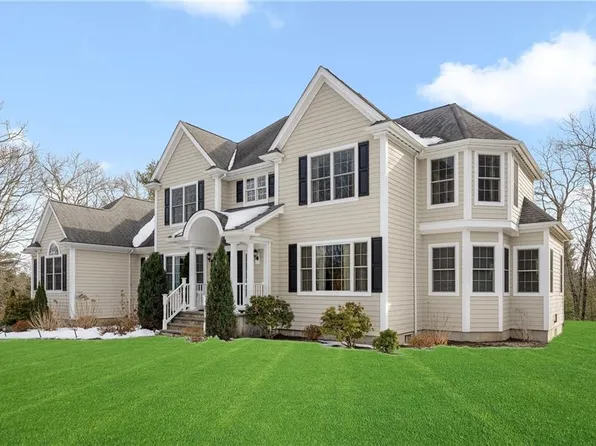 32 Mystic Valley Ln, Uxbridge, MA 01569