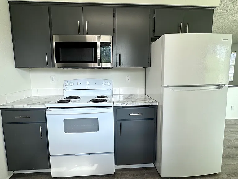 2405 Howard Ave #4 — Photo 6