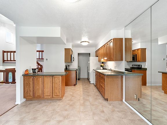 5th image of 237 Woodgate Ln