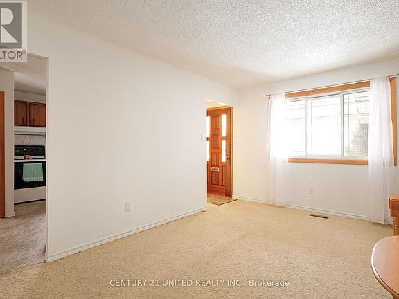 5th image of 21 Rideau Cres #4