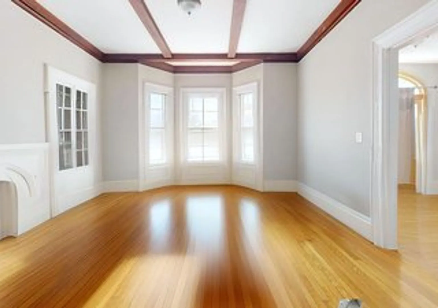 Renovated 4BR with Quartz Kitchen, Stainless Steel Appliances & Parking Available — Photo 2