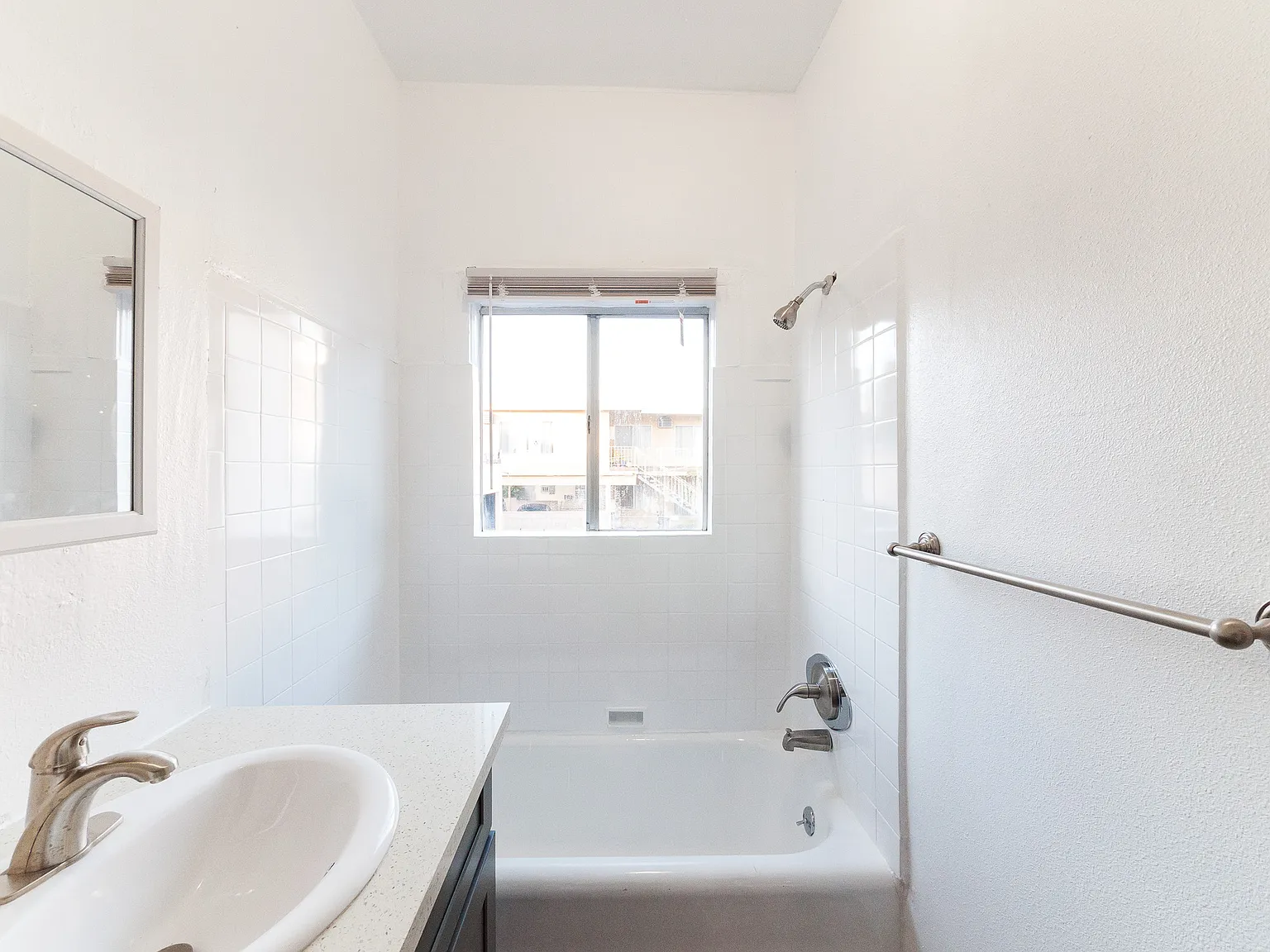 Updated 1 Bed/1 Bath Deco Fireplace/ DW/AC/Washer/Dryer/Near Metro — Photo 4