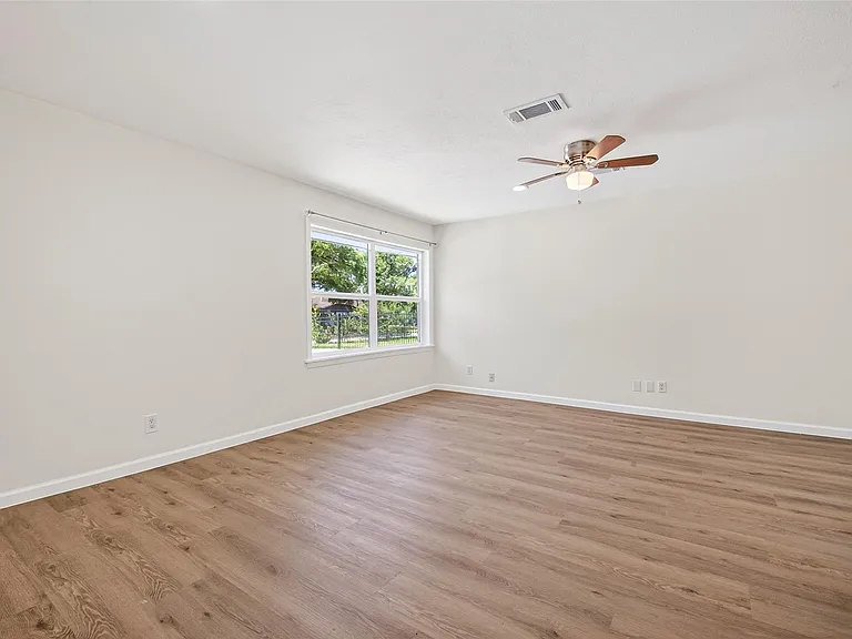 7950 Longridge Dr — Photo 6