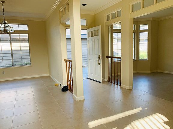 4th image of 20 Lyme Ln