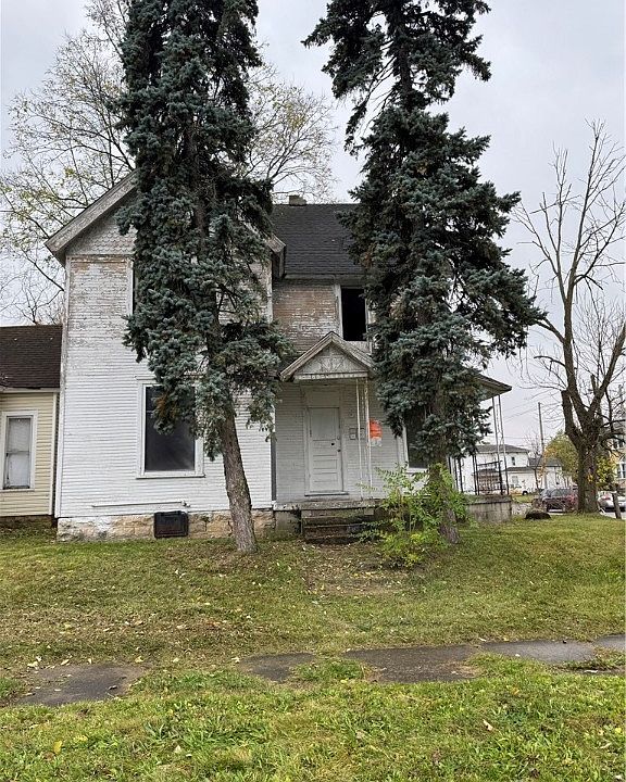 1st image of 205 E Grand Ave