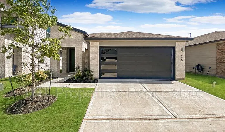 1239 Amistad Loop — Photo 1
