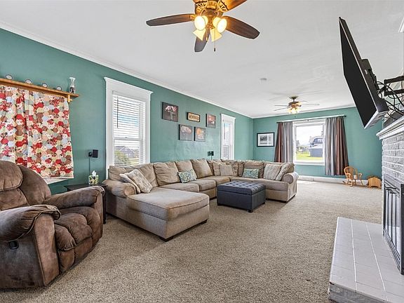 5th image of 406 1st St E