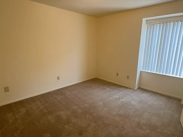 Lakeside Village Apartments — Photo 128
