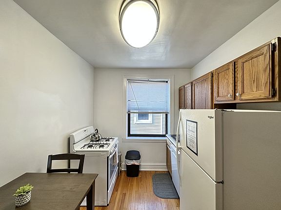 3rd image of 1911 W Larchmont Ave #B3