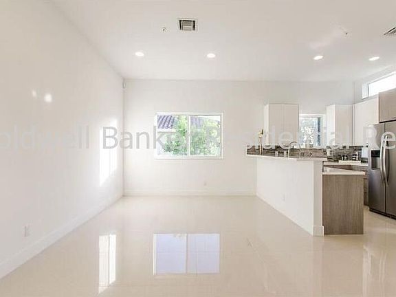 3rd image of 824 NE 7th St #I