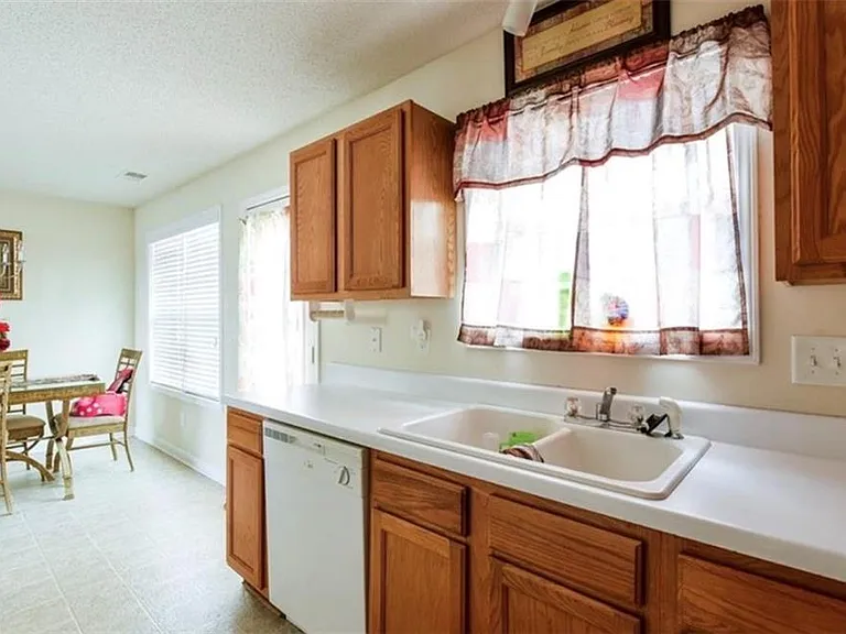 324 Greystone Pkwy — Photo 11