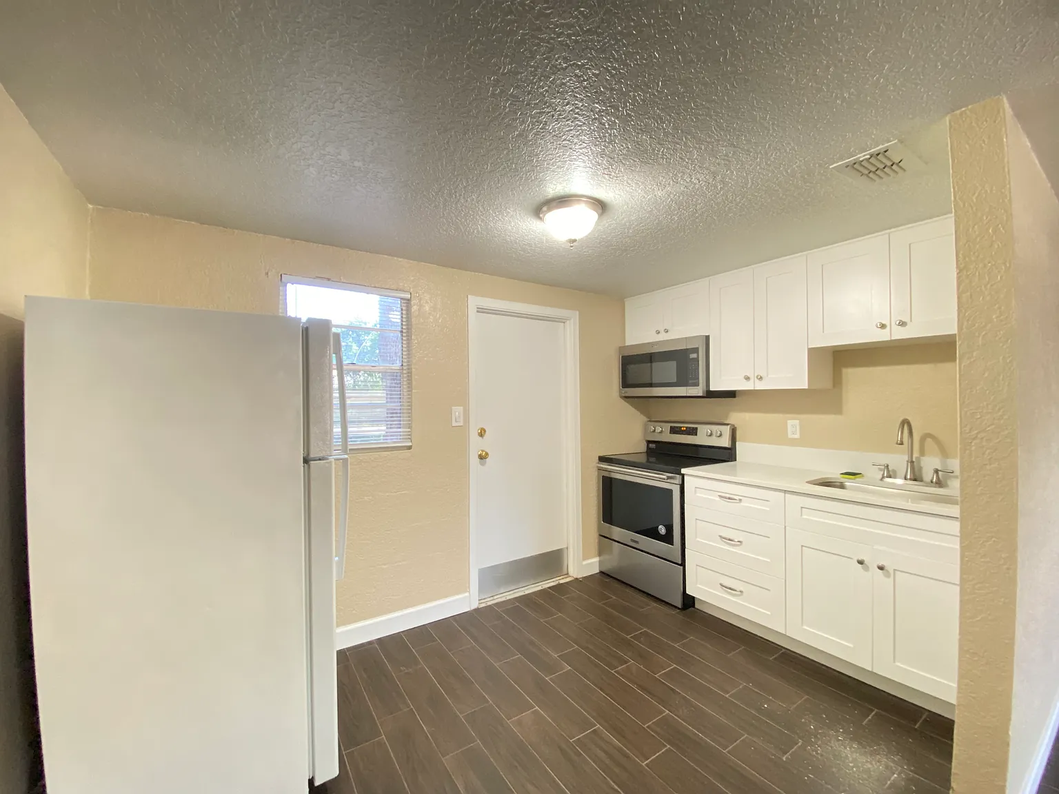 2/1 Duplex Recently Remodeled — Photo 3