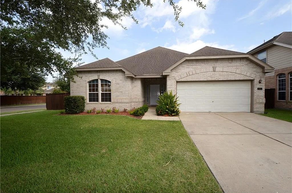4 bed, 2.5 bath, 2305 sqft, $2,300 — Photo 2