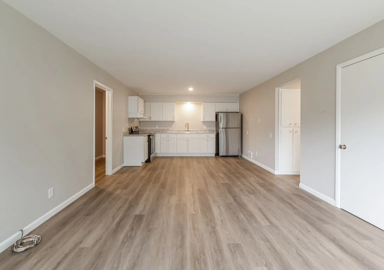2109 Lake Point Dr — Photo 2