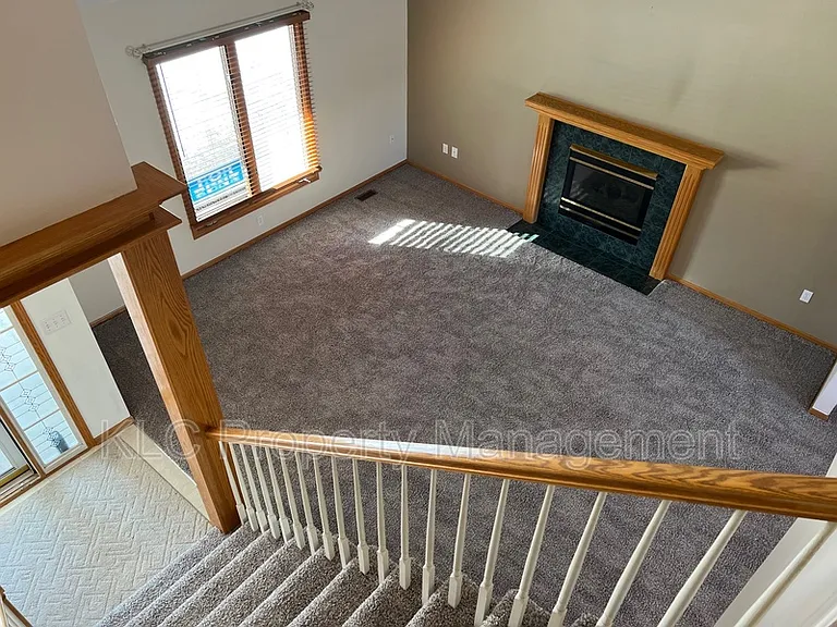 15177 Hawthorn Dr — Photo 3