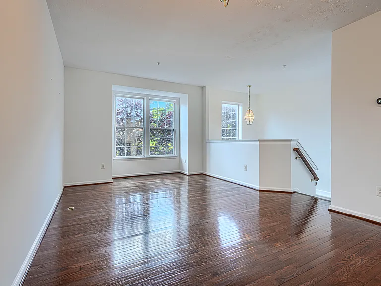 5048 Kemsley Ct — Photo 3