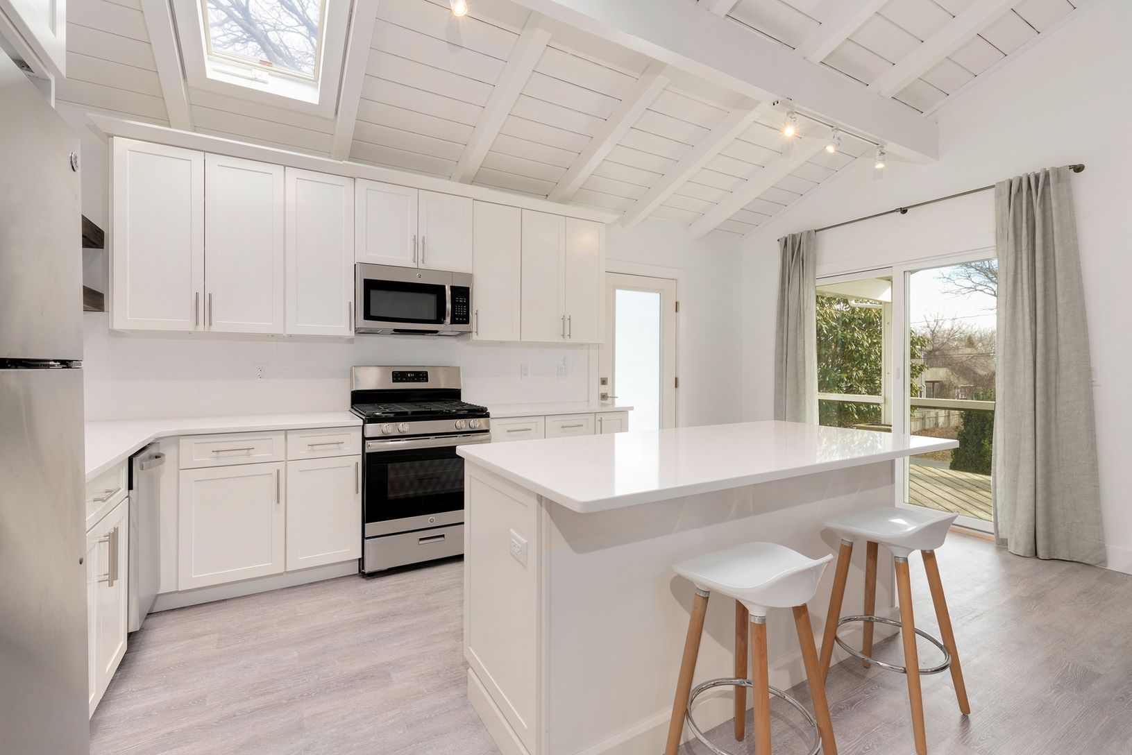  Kitchen with dining islan