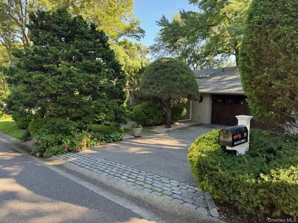 15 Dianas Circle, Roslyn Estates, NY 11576