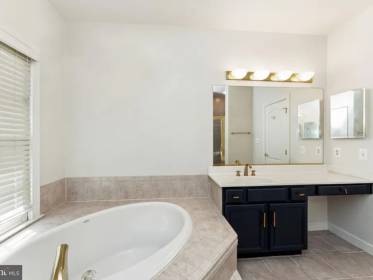 7489 Carriage Hills Dr — Photo 25