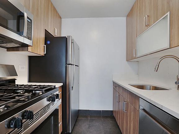 3rd image of 300 Mercer St APT 10B