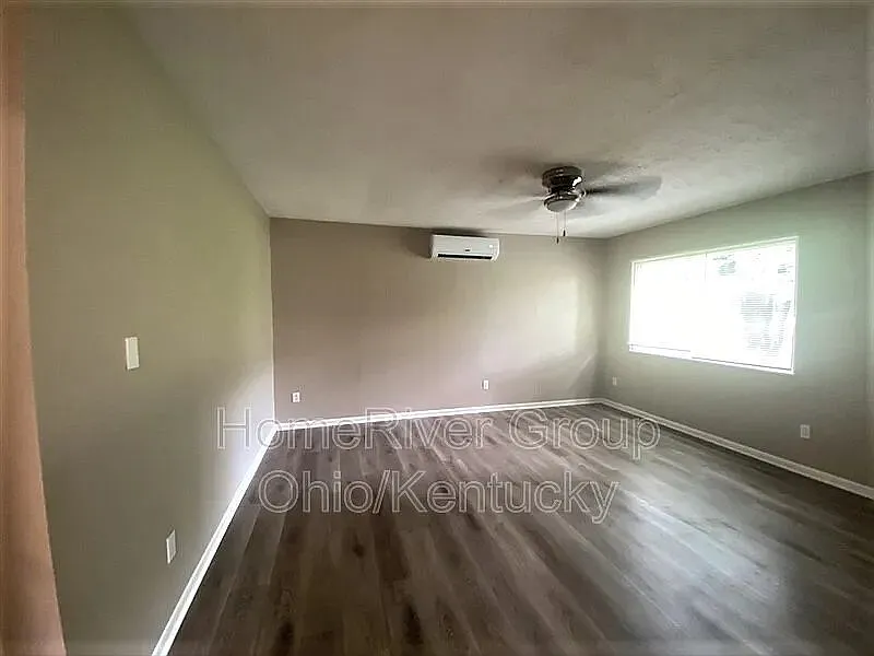 3 bed, 1.0 bath, 912 sqft, $1,318 — Photo 3