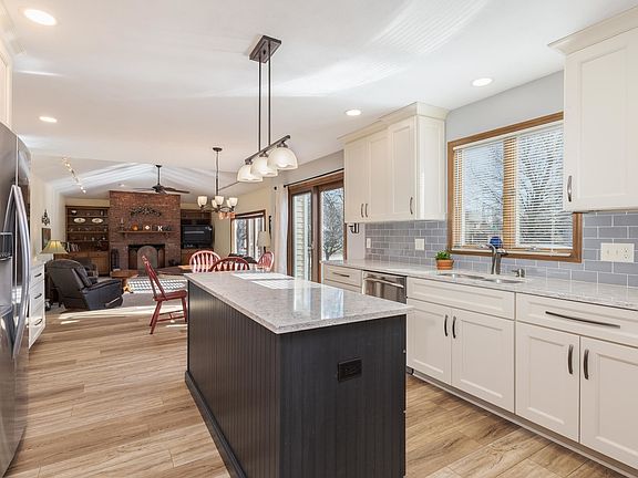 2nd image of 2813 Stonehurst Dr