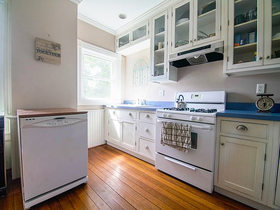 4th image of 625 E Gansevoort St