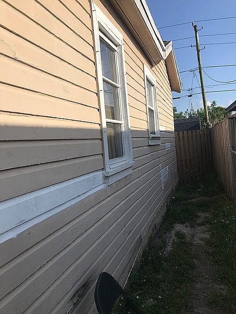 1st image of 220 NE 35th Ct