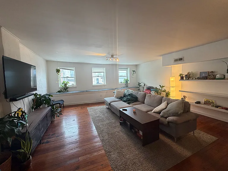 716 N 3rd St #3R — Photo 2