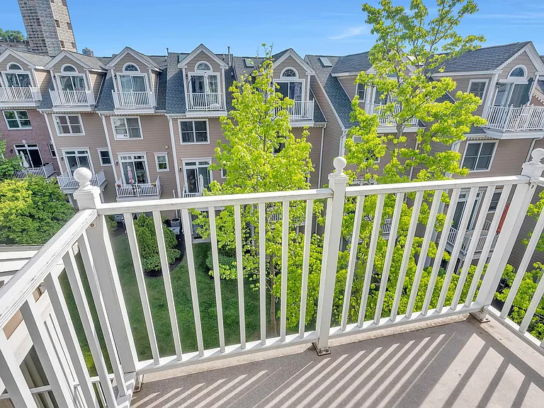 451 Albany Ct — Photo 26