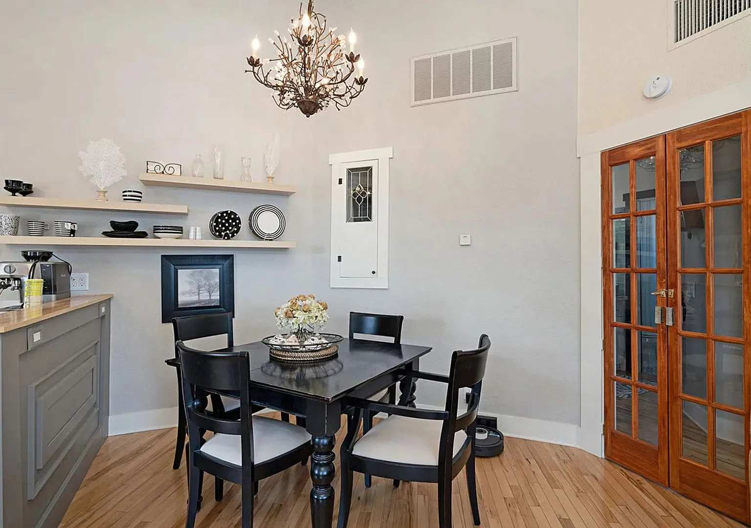 213 Elm Avenue — Photo 4