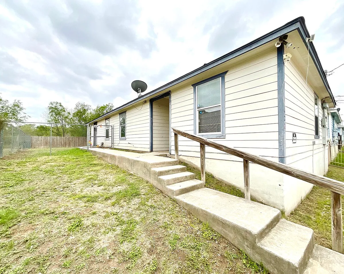 Building Photo - 422 Amires Pl