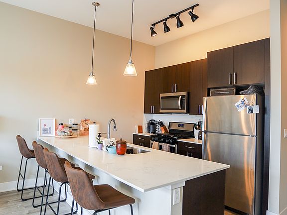 4th image of 933 W Belle Plaine Ave Unit 301