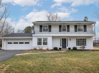 231 E Fox Dale Rd, Fox Pt, WI 53217