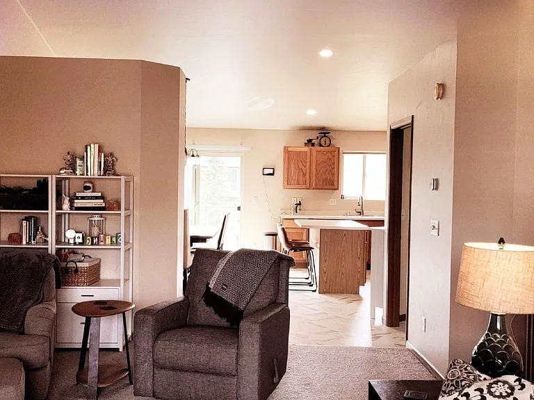 146 E River Dr — Photo 5