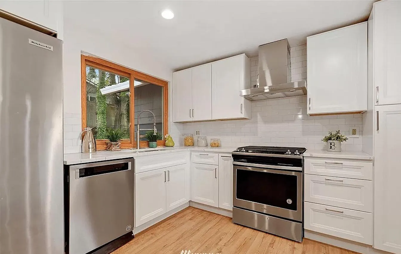 4 bed, 2.5 bath, 2000 sqft, $4,180 — Photo 3