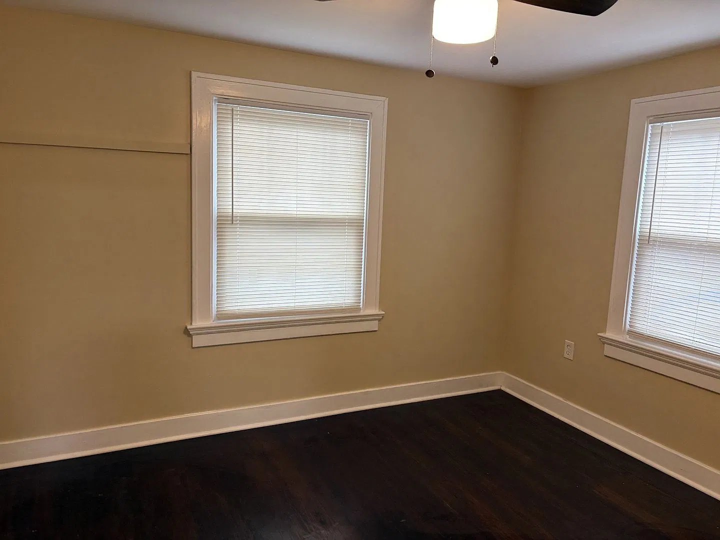 Charming 2 Bed / 1.5 Bath in Huffman Historic District with Detached Garage — Photo 4