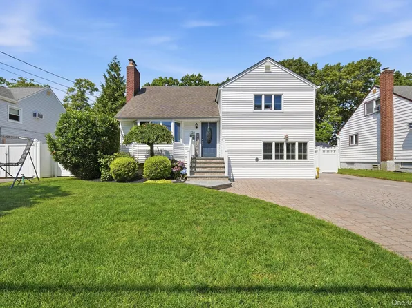 422 Park Lane, Massapequa Park, NY 11762