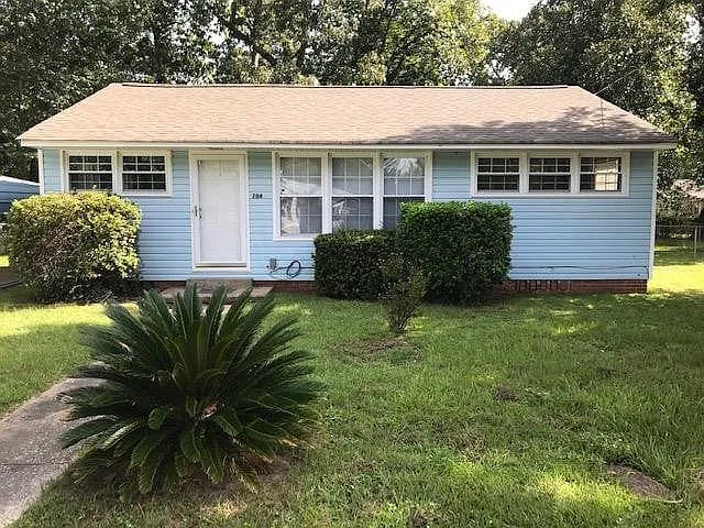 704 Maple Dr SE — Photo 1