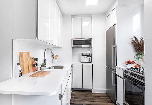 3rd image of 330 W 58th St APT 8E