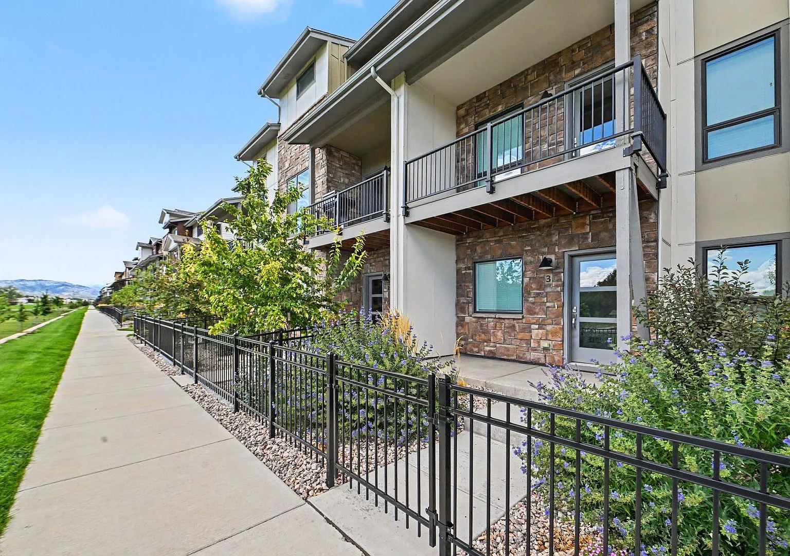 Modern Townhouse in Northfield Community — Photo 2